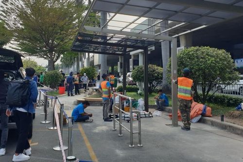 Lắp mái che nắng mưa phục vụ hành khách đón xe công nghệ ở sân bay Tân Sơn Nhất