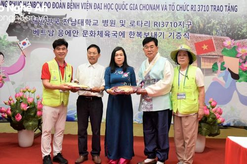 Đoàn công tác Hàn Quốc trao tặng trang phục Hanbok cho Bảo tàng Nghệ An