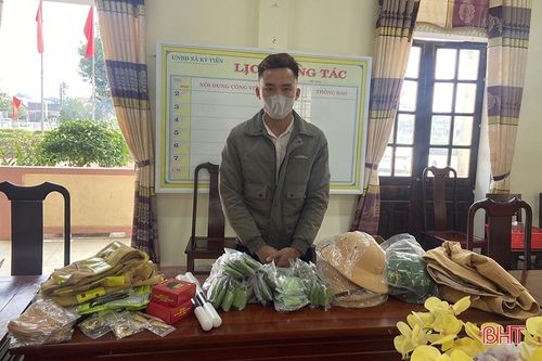 Phát hiện đối tượng mua bán trang phục, thiết bị ngành công an