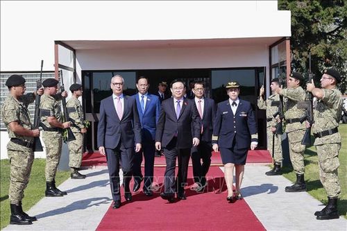 Chủ tịch Quốc hội Vương Đình Huệ kết thúc tốt đẹp chuyến thăm chính thức Đông Uruguay