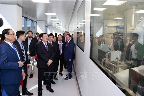 Chủ tịch Quốc hội Vương Đình Huệ thăm Khu công nghệ cao của tỉnh Canelones