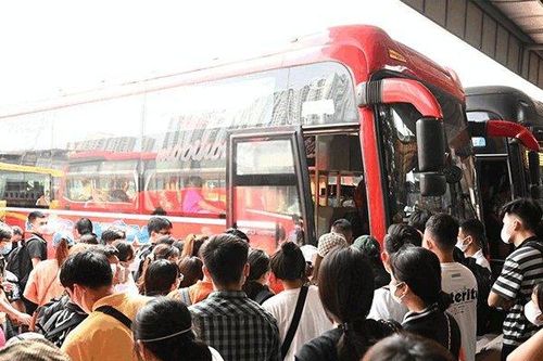 Người dân ùn ùn đi nghỉ lễ, cao tốc mới Mai Sơn - Quốc lộ 45 ùn tắc ở lối ra