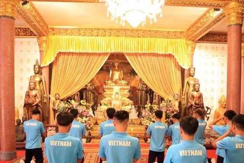 U22 Việt Nam đi chùa, tập kín trước trận gặp U22 Lào