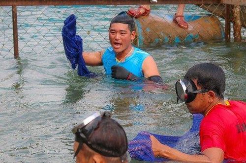 Độc nhất vô nhị cuộc thi bắt cá trắm trên sông và 'hoa hậu cá'