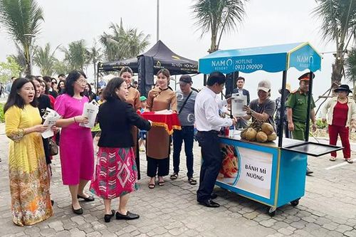 Đà Nẵng: Khai trương phố ăn vặt giúp dân làng Nam Ô chuyển đổi ngành nghề
