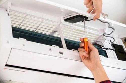 Những chiêu trò 'móc túi' khách của thợ sửa điều hòa mùa cao điểm
