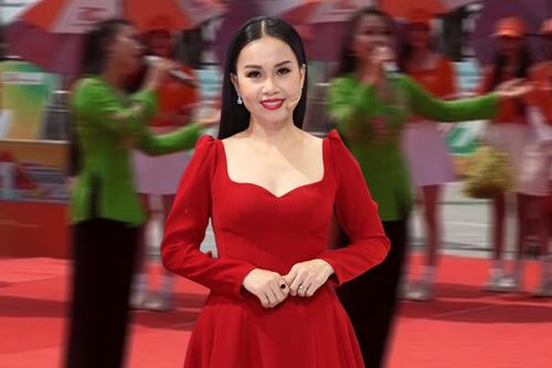 Rũ bỏ váy áo lộng lẫy, Cẩm Ly đầy mộc mạc khi diện áo bà ba chạy show ca hát