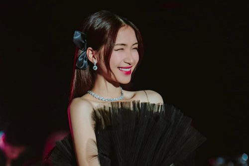 Hòa Minzy trắng 'phát sáng' biểu diễn trong bar, dân mạng xôn xao trước chiều cao thật