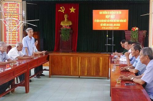 Họp mặt nguyên lãnh đạo huyện Tri Tôn nhân kỷ niệm 30/4
