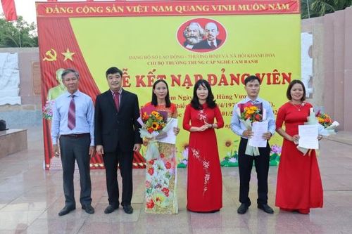 Kết nạp đảng dưới Tượng đài Bác Hồ