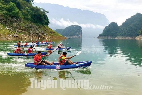 Đường đua Kayak trên hồ
