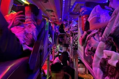 Chưa kịp rời Hà Nội, cả loạt xe đường dài nhồi nhét khách bị xử lý
