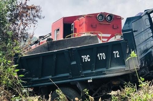 Tàu lửa tông ôtô tải chở đá băng qua đường sắt, lái xe tử nạn