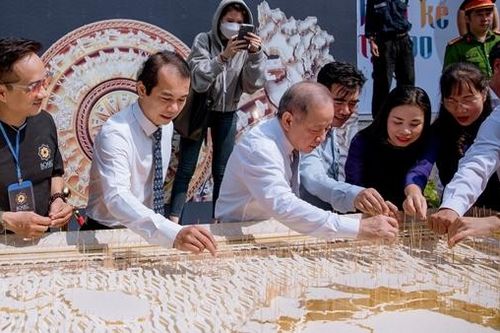 Độc đáo bản đồ Việt Nam làm từ 100.000 cây tăm giang