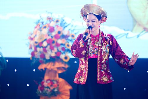 Lương Nguyệt Anh mới mẻ khi hát dân ca