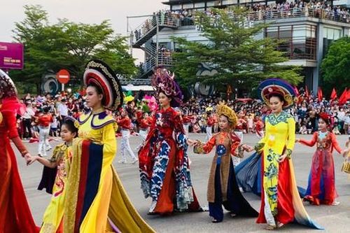 Hơn 350 nghệ nhân, người mẫu, nhóm xiếc và diễn viên quần chúng biểu diễn trong lễ hội đường phố