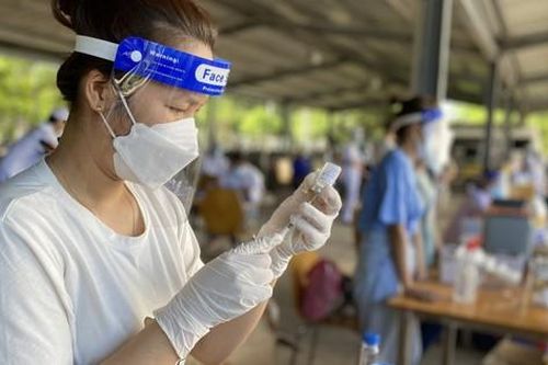 Ca mắc COVID-19 tăng, Bình Dương yêu cầu 6 trường hợp phải đeo khẩu trang