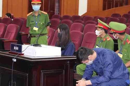 Dì ghẻ Quỳnh Trang lạnh lùng, bố V.A cúi đầu trước giờ xét xử