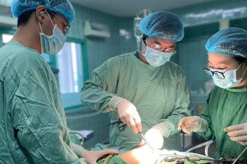 Loại bỏ cùng lúc khối u nang buồng trứng, u xơ tử cung kích thước lớn cho người phụ nữ