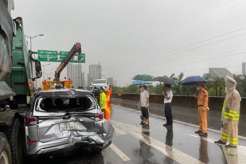 Cảnh sát giao thông Thủ đô kịp thời xử lý ùn tắc do va chạm liên hoàn trên đường Vành đai 3