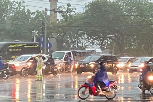 Hà Nội chìm trong mưa lớn, lực lượng CSGT dầm mình phân luồng giúp bà con về quê thuận tiện