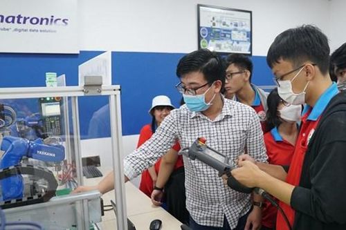 Giáo dục, chuyển động để thích ứng