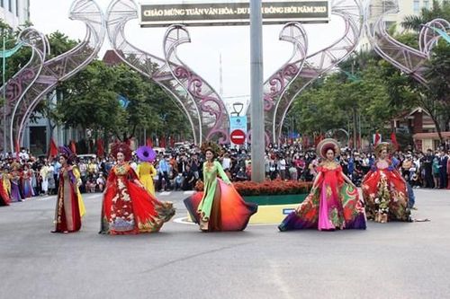 Sôi động lễ hội diễu hành đường phố Đồng Hới