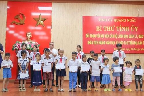 Quảng Ngãi: Gần 7 tỷ đồng tặng quà cho các giáo viên, học sinh có hoàn cảnh khó khăn