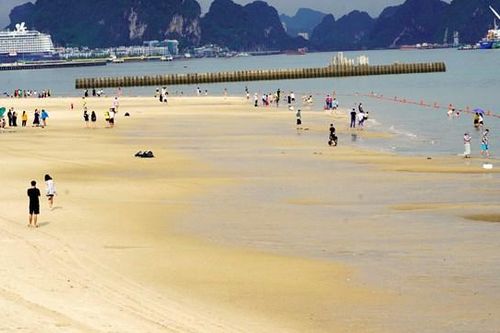 Thời tiết xấu ngày đầu kỳ nghỉ lễ, khách đến Hạ Long giảm