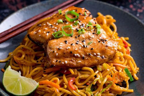 Cách làm mì cá hồi hấp dẫn như ngoài hàng