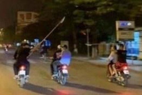 Nhóm thanh niên chém nhầm người đi đường