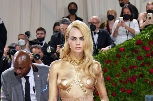Váy khỏa thân và loạt trang phục gây sốc tại Met Gala