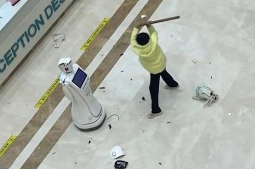 Người phụ nữ Trung Quốc đánh đập robot lễ tân ở bệnh viện