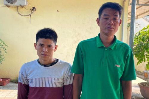 Bắt tạm giam 2 người đàn ông cướp điện thoại của học sinh