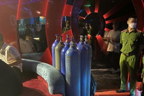 Ngăn chặn vi phạm về bóng cười trong quán bar phố cổ dịp nghỉ lễ 30/4
