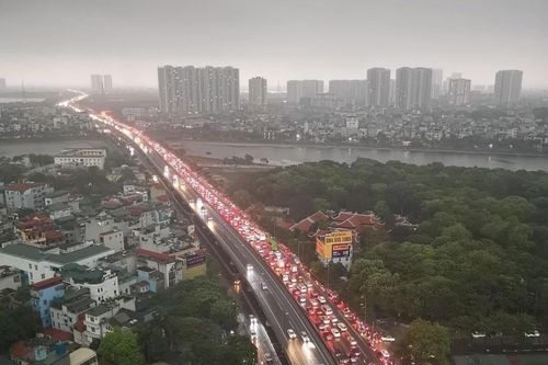 Ngày đầu nghỉ lễ, cửa ngõ Hà Nội kẹt cứng trong cơn mưa lớn