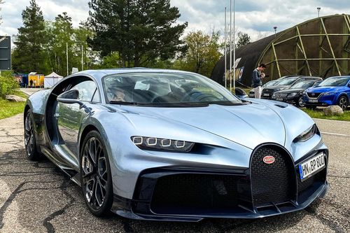 Siêu xe 11 triệu USD Bugatti Chiron Profilee lăn bánh trên đường phố