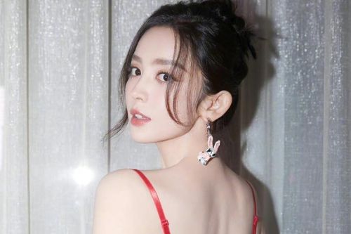 Cổ Lực Na Trát phản hồi về trang phục lộ nội y gây tranh cãi