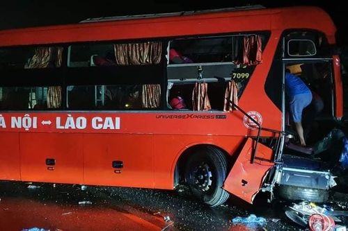 Xe khách tông nhau trên cao tốc, 1 người chết, nhiều người bị thương