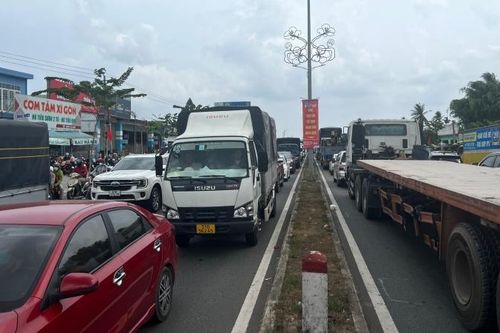 Kẹt xe nghiêm trọng tại cầu Rạch Miễu trong ngày đầu tiên nghỉ lễ