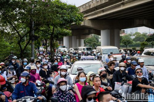 Ngày đầu nghỉ lễ: Người dân đội mưa, chen chúc về quê