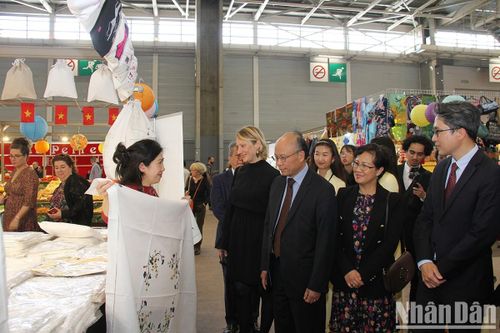 Hàng thủ công mỹ nghệ Việt Nam hút khách tại Hội chợ Paris