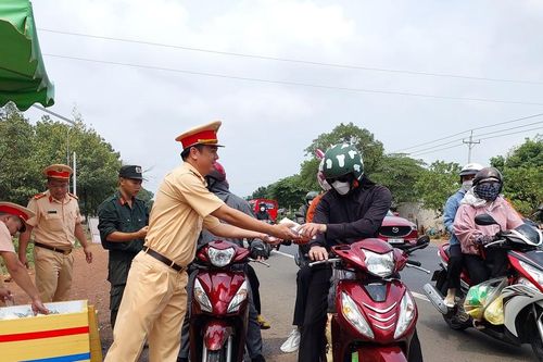 Công an tỉnh Bình Phước tiếp nước, khăn lạnh cho người dân về quê nghỉ lễ