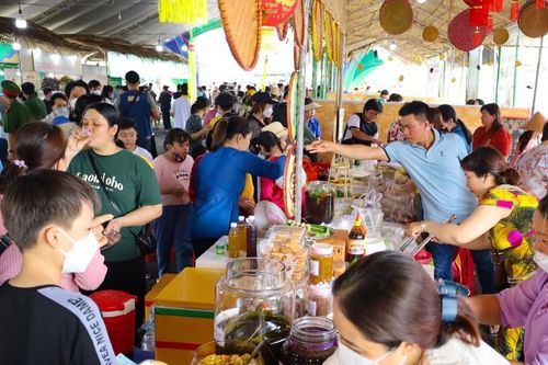 Bất chấp nắng nóng, hàng ngàn người chen chân tại Lễ hội Bánh dân gian Nam bộ