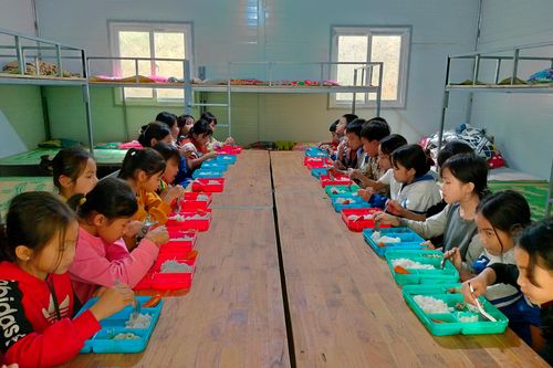 Thầy cô vùng khó cùng 'nâng bước' học trò nghèo