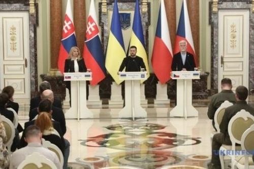 Tổng thống Czech và Slovakia bất ngờ cùng thăm chính thức Ukraine
