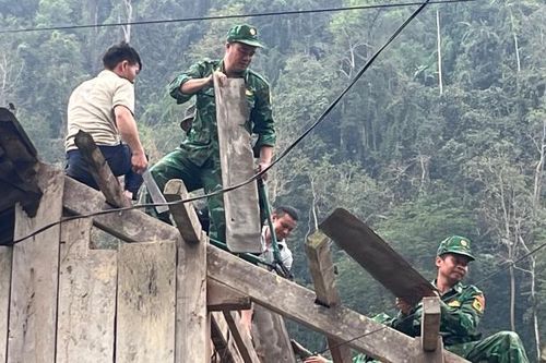Giúp dân khắc phục hậu quả mưa đá