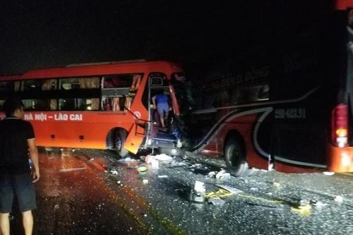 Liên tiếp 2 vụ tai nạn khiến 2 người thương vong, cao tốc Nội Bài - Lào Cai ùn tắc