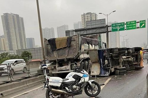 Hà Nội: Đường Vành đai 3 ùn tắc do 5 ô tô đâm liên hoàn