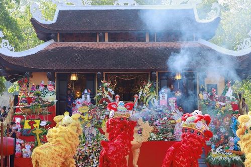 Lâm Đồng: Hàng ngàn du khách lên núi Phượng Hoàng dâng hương Giỗ tổ